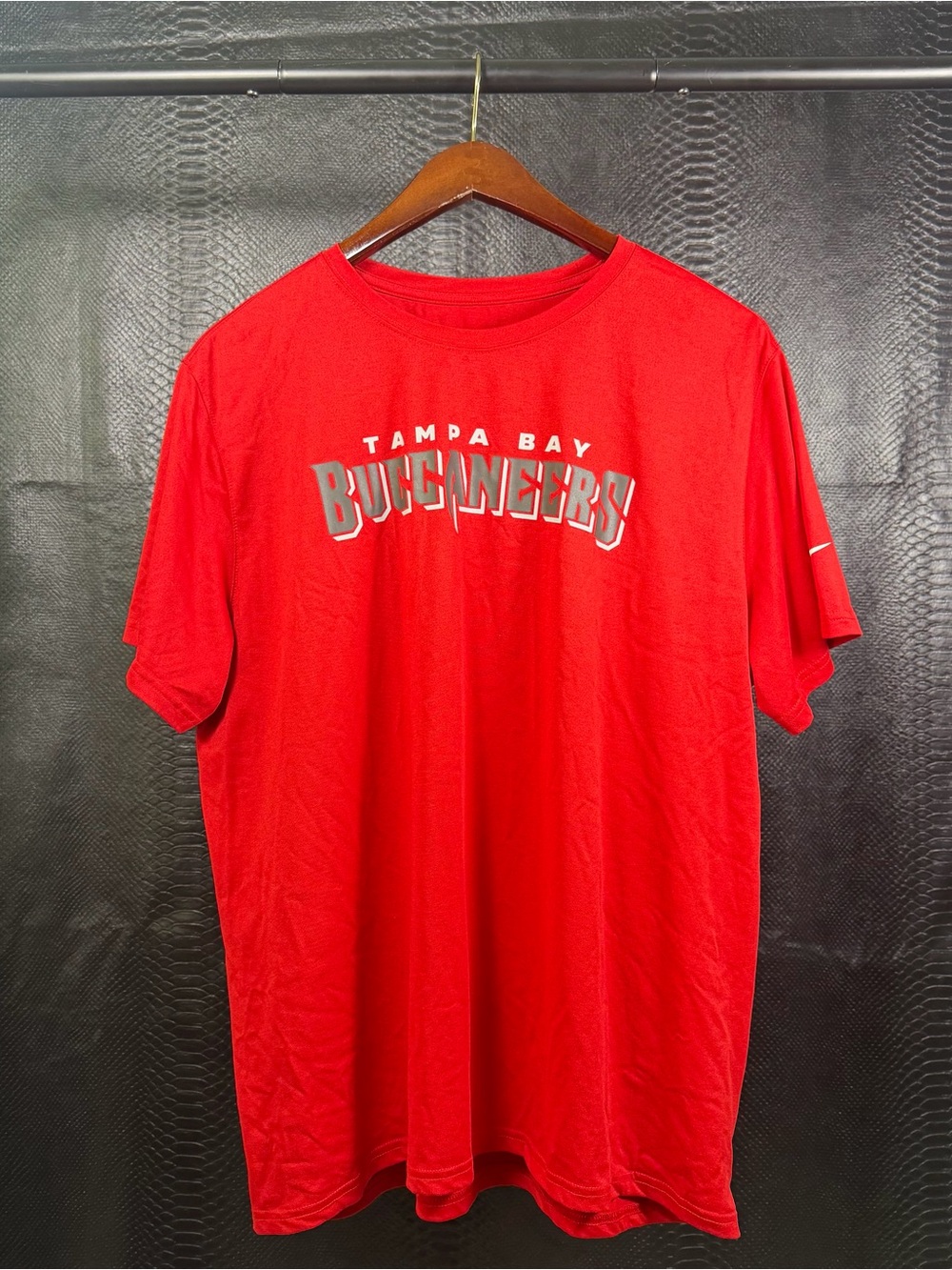 Tampa Bay Buccaneers NFL Nike Tee Men's 2XL Red Graphic Logo Dri Fit Football